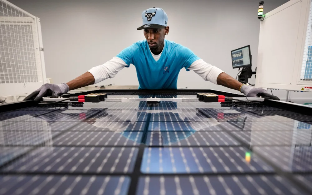 Texas solar panel assembly at Elin GettyImages 2214710587 WH 1000x625px